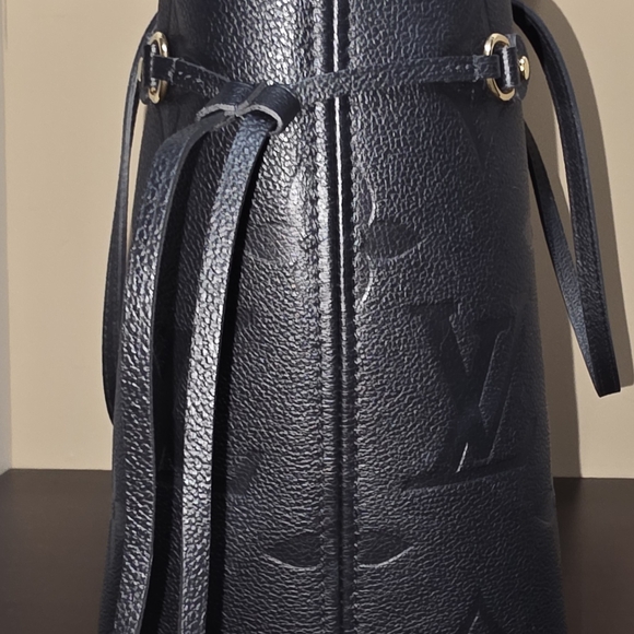 Louis Vuitton Black Neverfull MM Tote - Picture 5 of 14